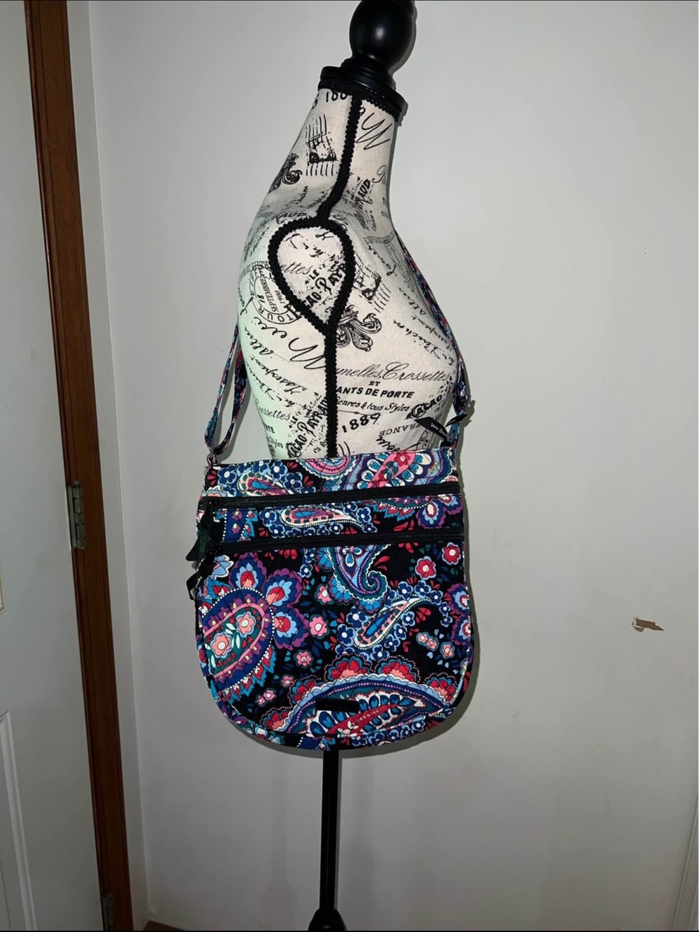 ✨5/$30✨ Vera Bradley Trio Zip Hipster in Haymarket Paisley